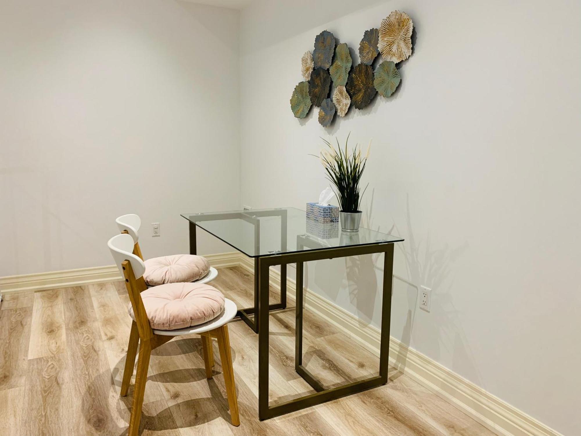Stylish Private With 2 Bedrooms And Free Parking In Midtown * Toronto